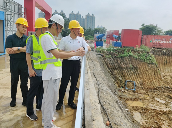 南昌市政建設(shè)集團慰問端午堅守一線工人6001.jpg