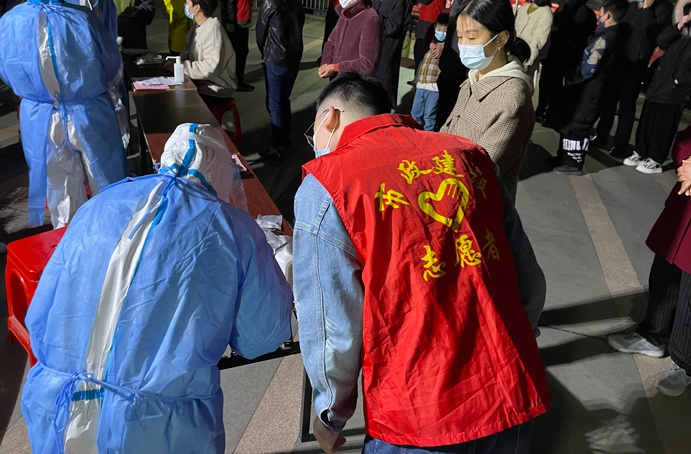 南昌市政建設集團協助青云譜區(qū)祥和社區(qū)開展核酸檢測6911.jpg
